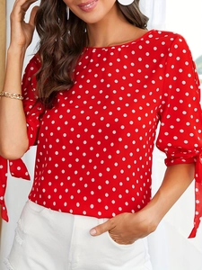 Rode damesblouse met witte stippen, ronde hals en elegante uitlopende mouwen