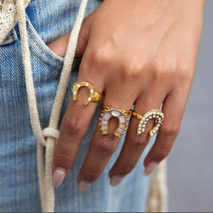 Dreiteiliges Set aus 18 Karat vergoldeten Hufeisenringen mit Zirkonia und Perlmutt