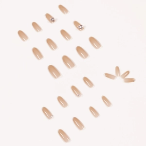 Faux ongles nude de style français avec bords argentés et strass en plusieurs tailles