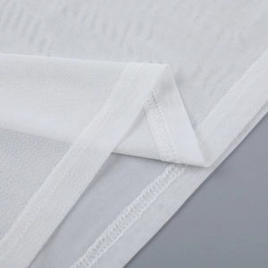 Vue macro détaillée du tissu en maille blanche translucide avec coutures surjetées fines