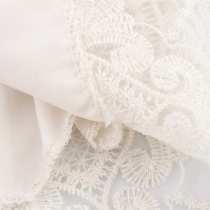 Elegante completo in pizzo avorio con ricami dettagliati e scollo a V fine