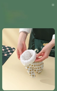 Detail of floral oven mitt showing thickened quilted cotton lining and anti-scald design