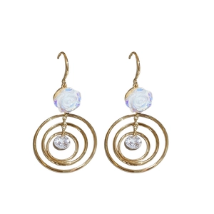 Boucles d'oreilles élégantes en métal doré avec fleur de rose et zircone cubique