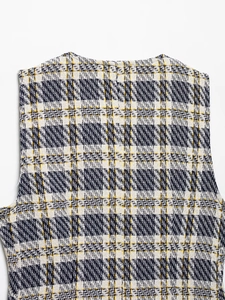 Vue macro détaillée de la texture du tissu en tweed à carreaux bleu marine et jaune pour femme