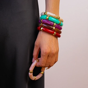 Détail du bracelet géométrique en acrylique avec segments en résine et perles dorées
