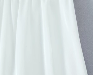 Detailopname van hoogwaardige witte chiffon stof met zachte en elegante drapering
