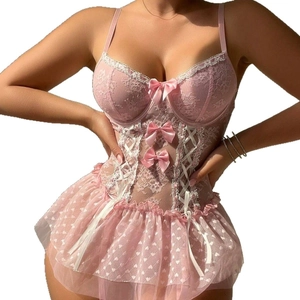 Lingerie nuisette rose en dentelle avec armatures, nœuds satinés et jupon à cœurs