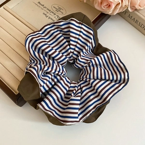 Vue détaillée du chouchou en satin à rayures bleu et marron avec accessoires vintage chic
