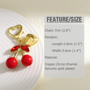 Détail du pendentif cerise avec émail rouge, fermoir cœur et cuivre plaqué or véritable