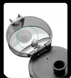 Close-up of detachable food-grade silicone leak-proof seal inside the matte water bottle lid