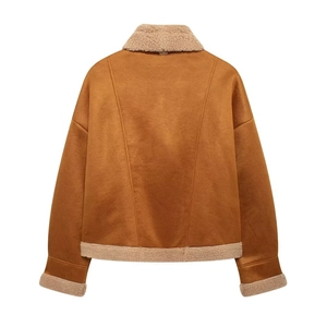 Rückansicht der braunen Wildlederjacke mit weichem Kunstfellbesatz und Ziernähten