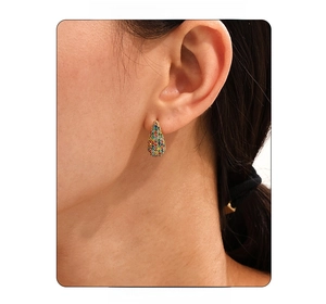 Macro di orecchini a goccia placcati oro 18K con zirconi colorati indossati all'orecchio