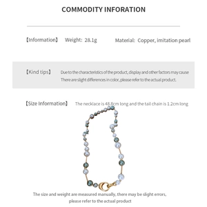 Vue détaillée du collier de perles multicolores avec fermoir doré et spécifications