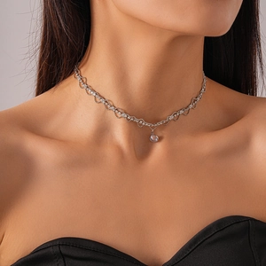 Détail d'un collier ras du cou argenté avec dentelle ondulée et pendentif en zircon