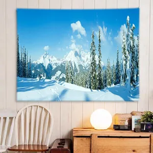 Makroansicht des Wandteppichs mit Schneeberglanschaft an einer rustikalen Holzwand