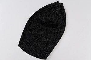 Détail d'une cagoule noire tricotée avec des finitions pailletées argentées