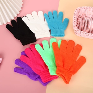 Vue à plat de gants tricotés pour tout-petits avec poignets côtelés multicolores