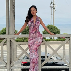 Détail de la robe dos nu avec un imprimé floral éclatant dans les tons violet et rose