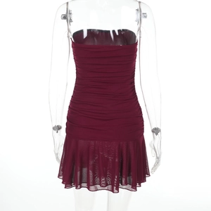 Détail de la robe en maille bordeaux montrant les plis et l'ourlet transparent