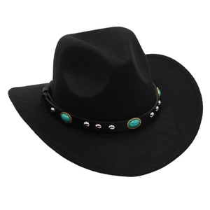 Dettaglio cappello cowboy in feltro nero con fascia in pelle e decori in turchese