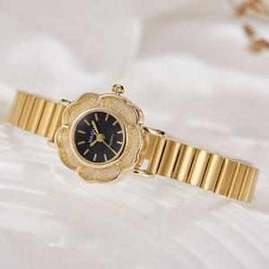 Montre à quartz élégante pour femme en forme de fleur dorée avec cadran noir et acier