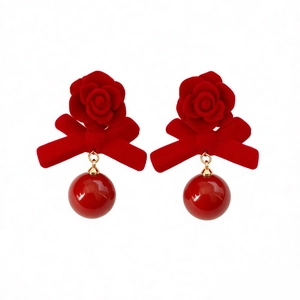 Elegante rote beflockte Rosen- und Schleifenohrringe mit glänzenden Perlen