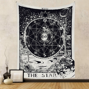 Detailansicht des The Star Tarot Wandteppichs mit Himmelsymbolen an einer Wand