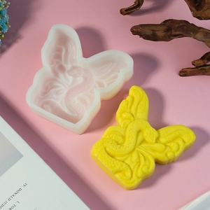 Stampo in silicone a farfalla per candele fai-da-te con motivi floreali e campione di candela