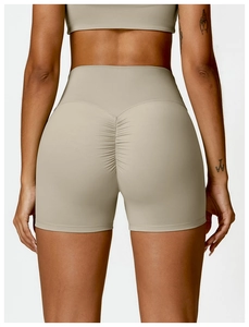 Vue détaillée du short de yoga taille haute avec effet sculptant en coloris kaki clair