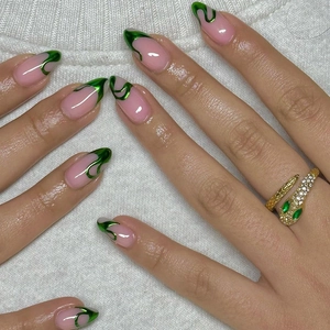 Unghie Finte A Mandorla Base Rosa Nude Linee Ondulate Verde Metallico Stile Francese Punte Artificiali Lunghe