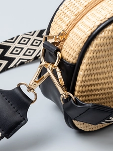 Stro schoudertas met zwarte lederen bies en details van de jacquard geweven riem