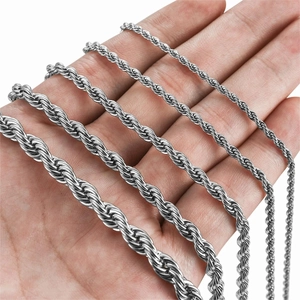 Detail von silbernen Kordelketten in fünf Größen, zur Vergleichszwecken in der Hand gehalten