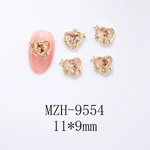 Détails de bijoux d'ongles en cœur doré avec strass marron clair et dimensions 11x9mm