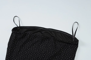 Vue détaillée de l'encolure à strass avec fines bretelles et bande intérieure en silicone