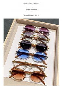 Vista plana de gafas de sol ovaladas de metal retro con patillas de grano de madera