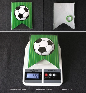 Detail of soccer birthday banner with packaging size 13x17cm and weight of 55.9g