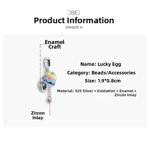 Détail macro d'une breloque œuf en argent sterling 925 avec émail arc-en-ciel et zircon cœur