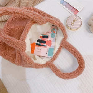 Vista dettagliata dell'interno della borsa in peluche rosa che mostra la capienza interna