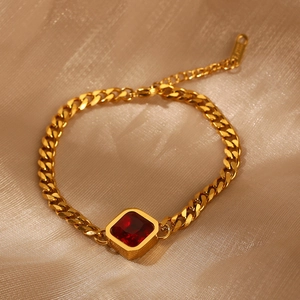 Vergoldetes Gliederkette Armband mit quadratischem rotem Zirkon und Verschluss
