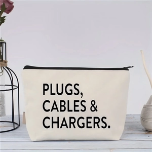 Detail der Canvas-Tasche mit PLUGS, CABLES & CHARGERS Text auf blauem Hintergrund