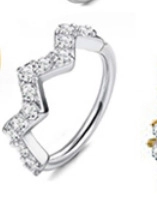 Macro-opname van een zilverkleurige zigzagring met schitterende zirkonia pavé-details