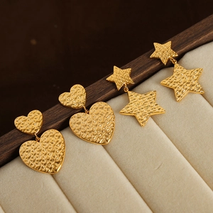 Boucles d'oreilles dorées avec étoiles et cœurs à texture martelée double couche