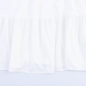 Abito da spiaggia bianco con orlo a balze e dettagli in chiffon plissettato elegante