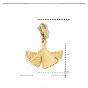 Detailansicht eines 26mm goldenen Ginkgoblatt-Anhängers mit Maßen und Karabinerverschluss