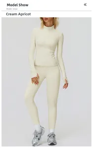 Détail de l'ensemble de sport amande crème avec manches passe-pouce et pantalon taille haute