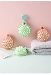 Gros plan des brosses de massage du cuir chevelu en silicone vert clair et orange