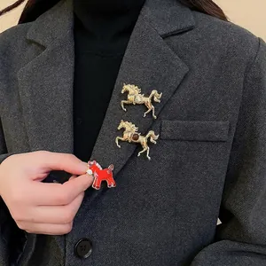 Vintage Horse Brooch Pin Alloy Resin Rhinestone Enamel Animal Shape Elegant Jewelry For Women Fashion Accessory