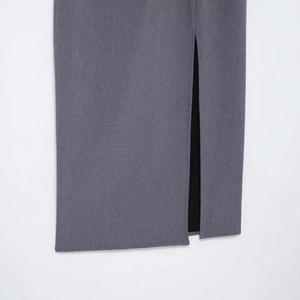 Robe longue grise sans manches ajustée avec une fente latérale élégante et doublure noire