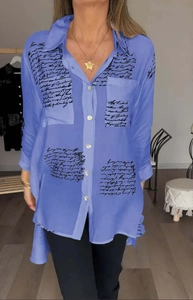 Blaue Oversize Langarmbluse mit schwarzer Kalligrafie und seidiger Textur für Damen