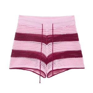 Detail der gehäkelten Strickshorts mit rosa-burgunderfarbenen Streifen und Kordelzug